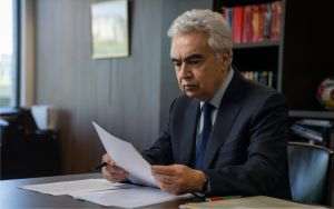 „Problema numărul unu nu mai este generarea, ci transportul. Investiţiile în infrastructura de transport şi distribuţie ar trebui să fie de patru ori mai mari decât cele în centralele electrice, dacă vrem un sector energetic durabil”, a spus Fatih Birol, directorul executiv al Agenţiei Internaţionale a Energiei. (Sursa foto: https://www.iea.org/)